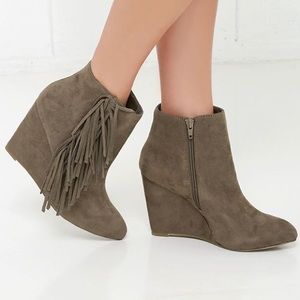 Madden Girl NWOB! Pave Taupe Suede Fringe Wedge Boot Size 8M